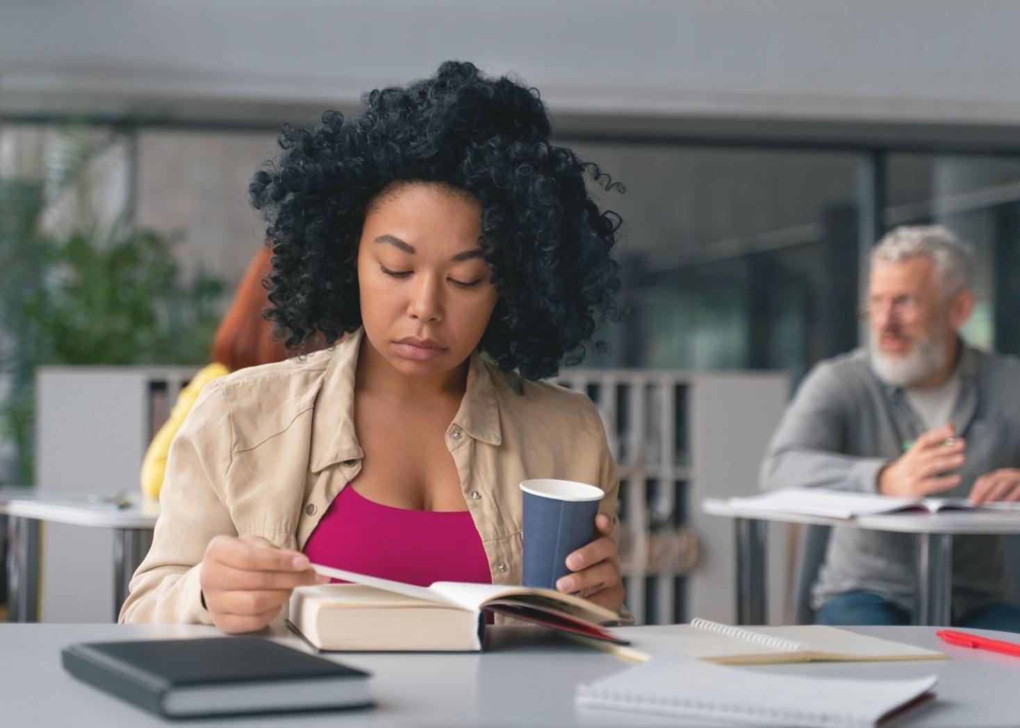 Étudiant travaillant sur son budget personnel avec calculatrice et documents